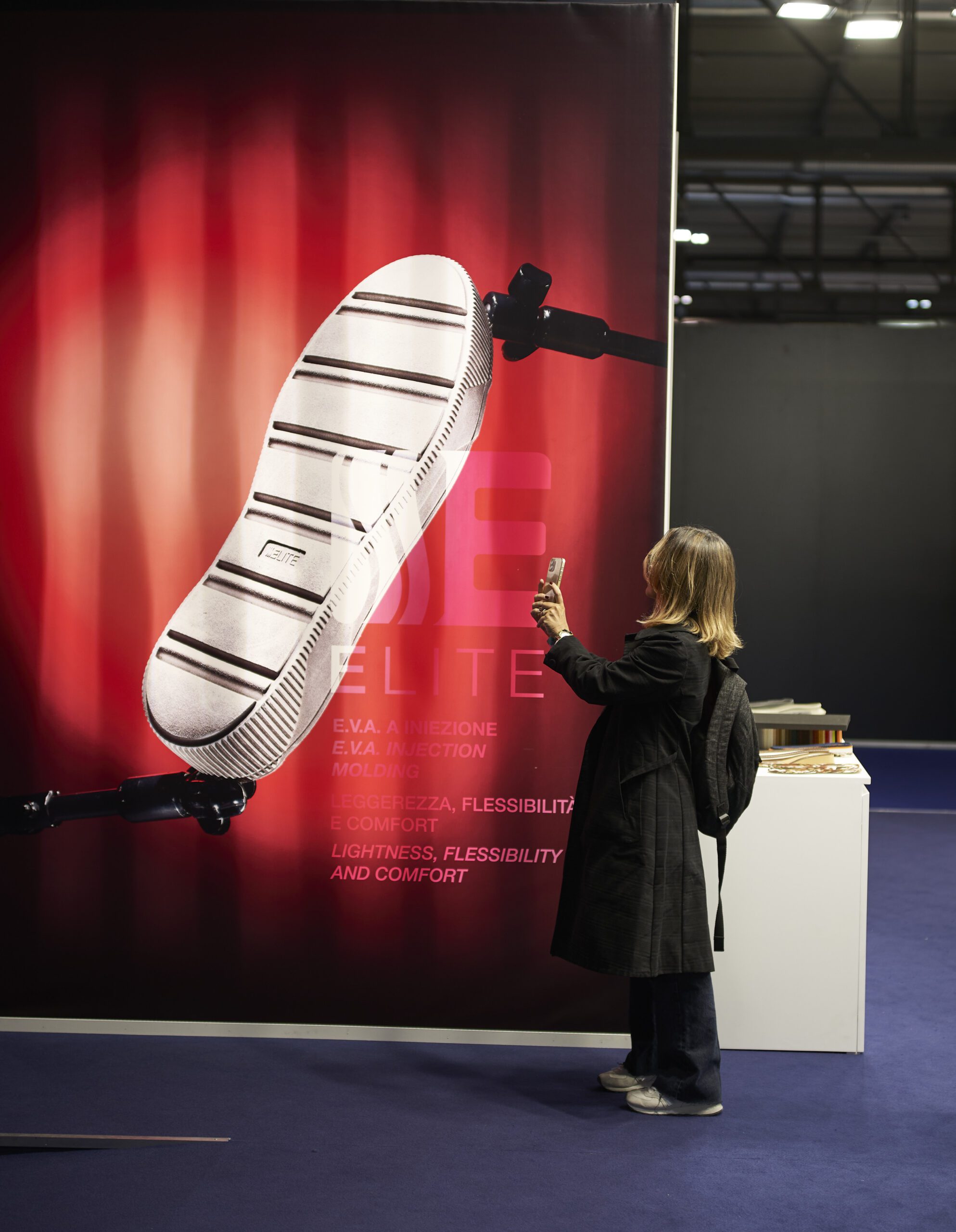 Valeria Servello fotografa lo stand espositivo ideato per Selasti a Lineapelle – allestimenti e comunicazione per fiere di settore.