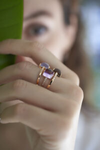 mano di giovane donna con anelli