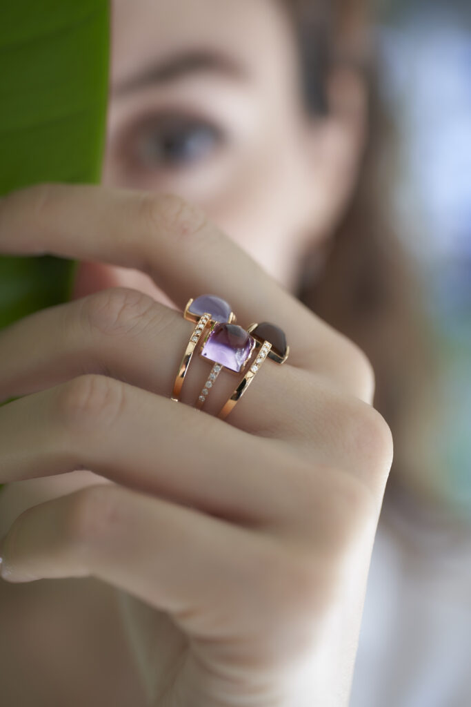mano di giovane donna con anelli