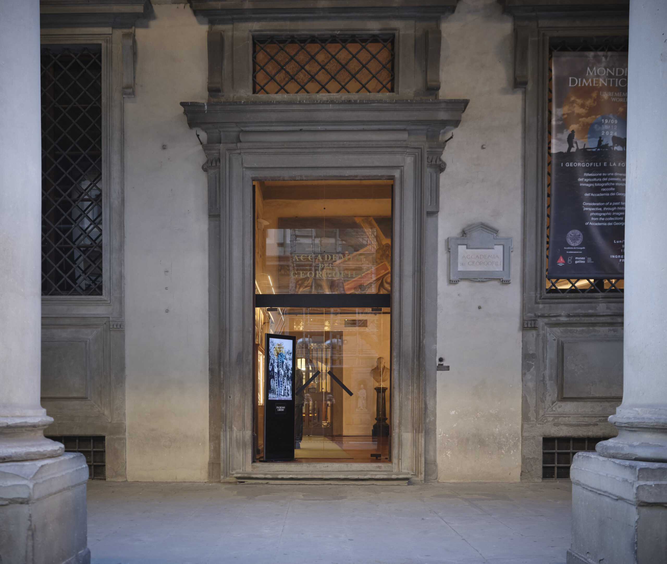 Ingresso dell'accademia dei Georgofili con manifesto e totem realizzati da Studio Layout per la mostra Mondi dimenticati