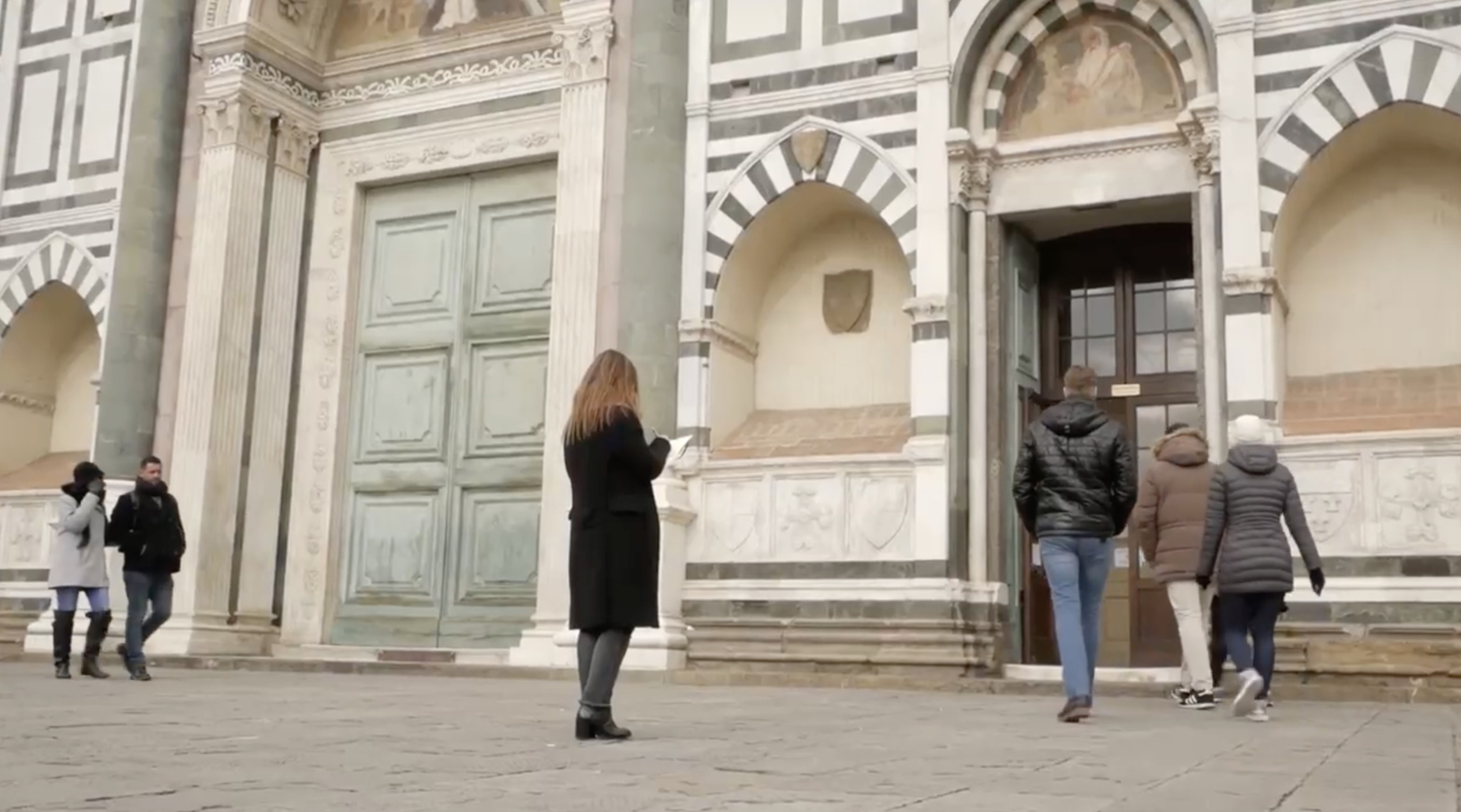 Valeria Servello prende ispirazione dai bassorilievi della facciata per disegnare un nuovo logo