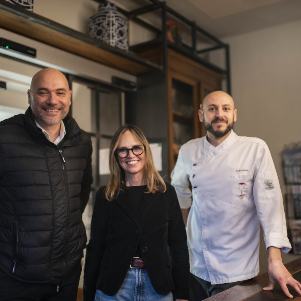 Valeria Servello con Francesco Caponi, CEO di Fara Vetrerie, e Andrea Perini, chef – consulenza di branding e comunicazione per eccellenze locali.